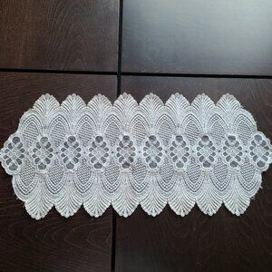 Long doily with floral design. Table runner.